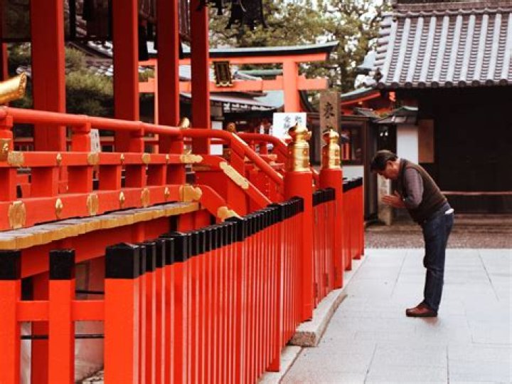 Local Pray in shinto shrine, Fushimi Inari Taisha 伏見稲荷大社 [OC] IG