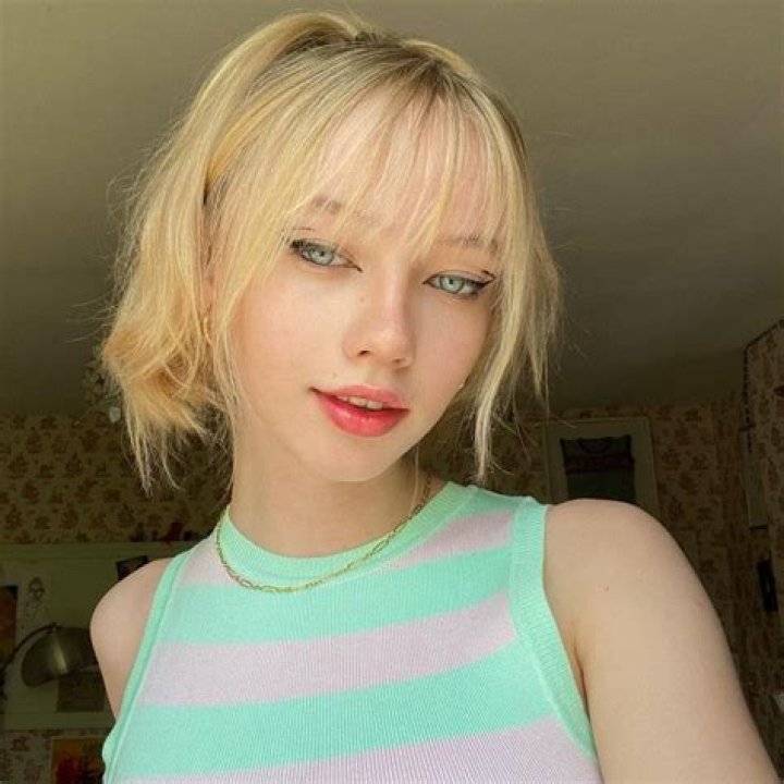 LolaClark Lola Clark TikTok Instagram Twitter Style Girl Hair Makeup