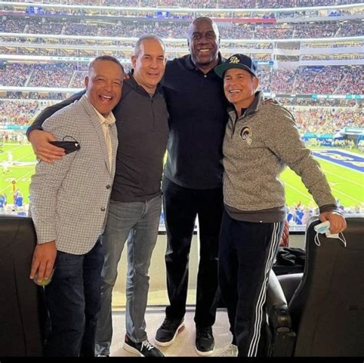 Look how long Shaqs arm is! r/HolUp