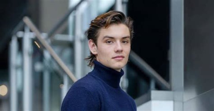 Louis Partridge Biography, Age, Height, Girlfriend, Net Worth