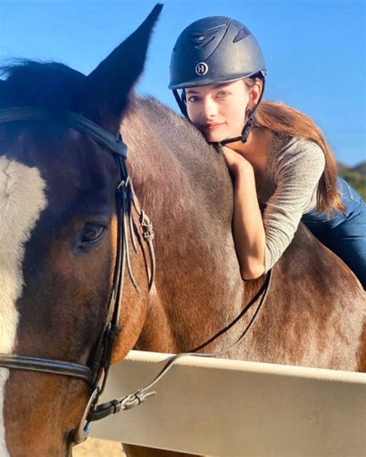 Mackenzie Foy Scrolller