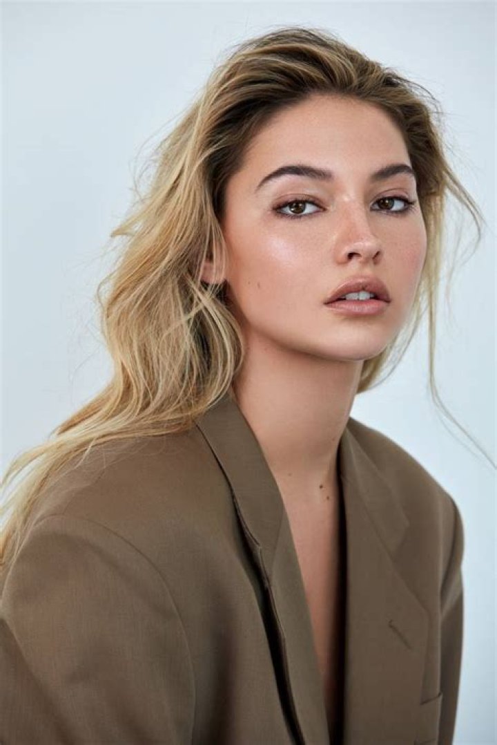 Madelyn Cline bio age, height, parents, partner, net worth, shows