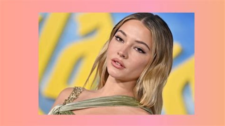 Madelyn Cline In A Pretty Alexandre Vauthier Dress At The Tonight Show
