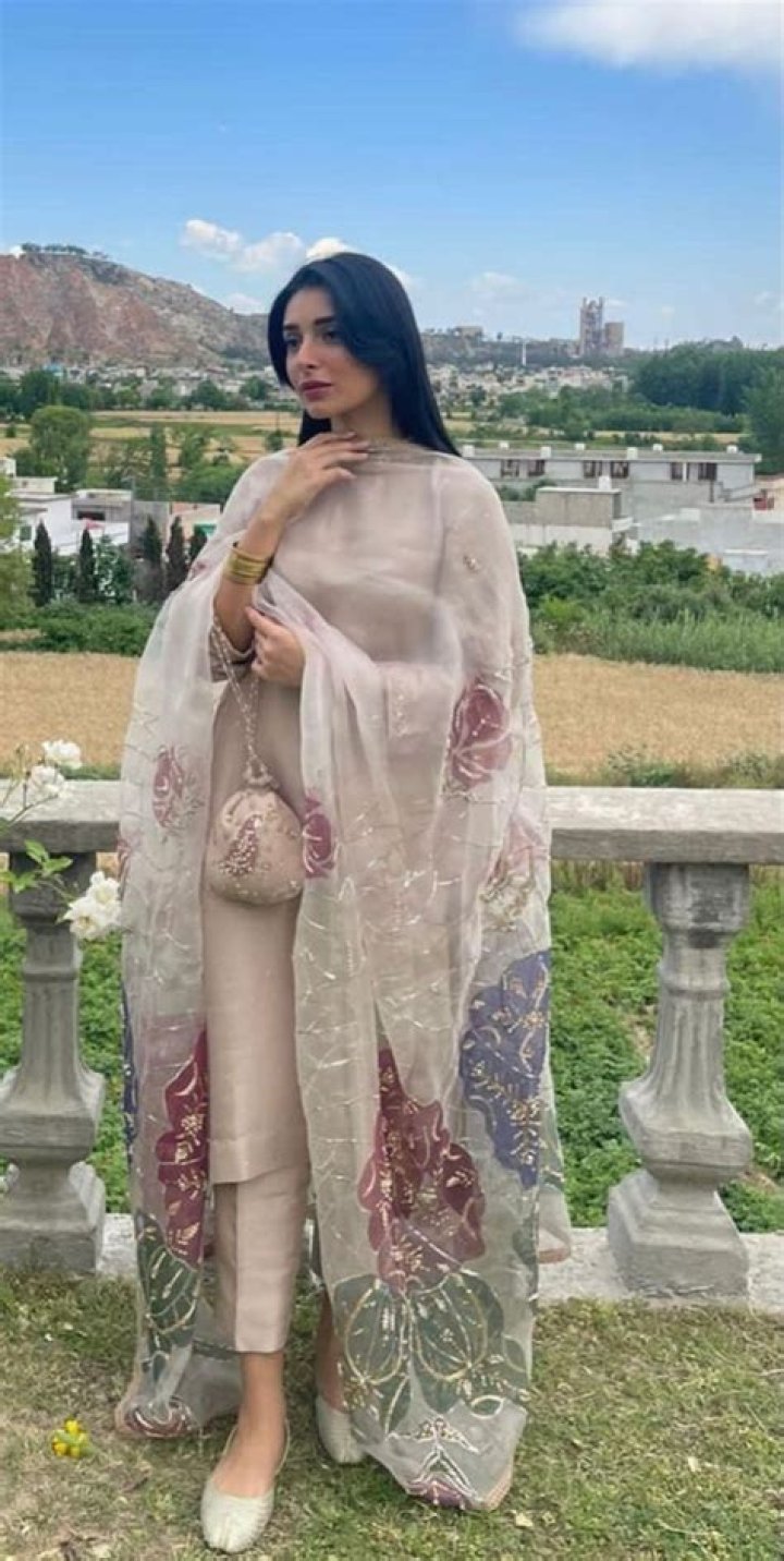 MARIA SAJJAD on Instagram "How stunning aamnarizvi is looking in