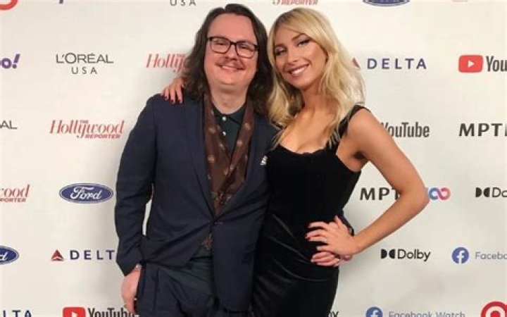 Michael Che textLeah McSweeney, met on Raya Saturday Night Live stars