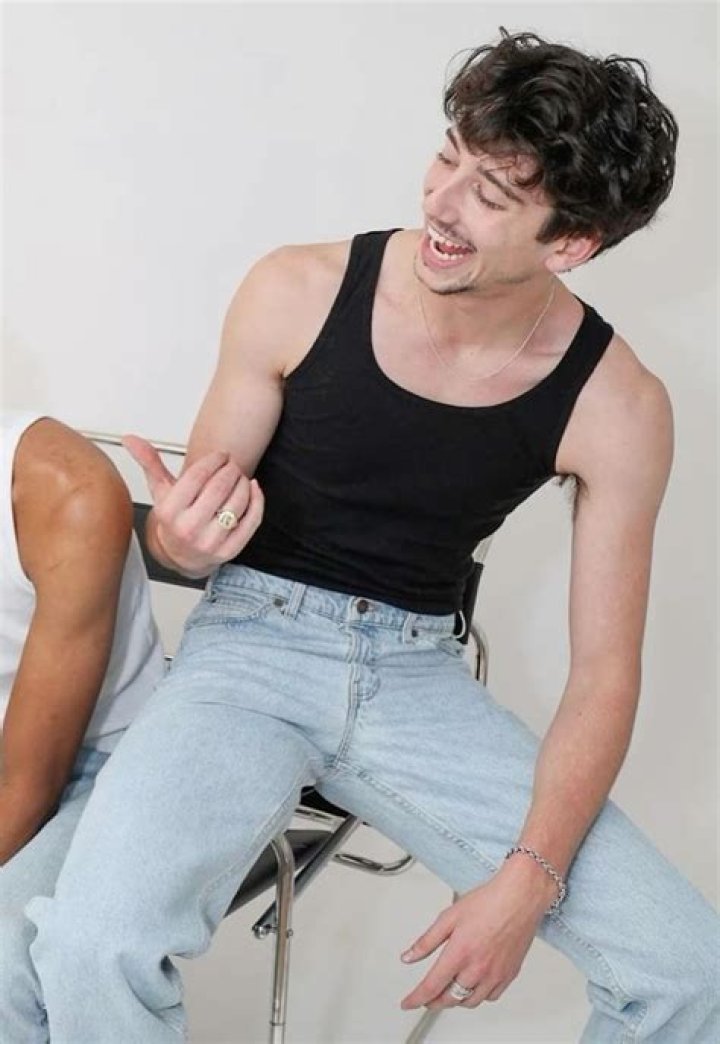 Milo Manheim Cute celebrity guys, Meg donnelly, Zombie disney