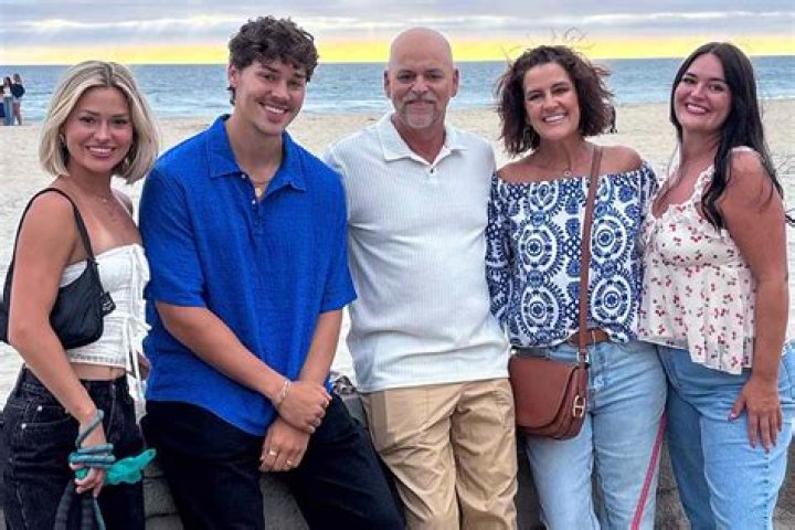 Noah Beck Parents Where Are They From? Family And Siblings