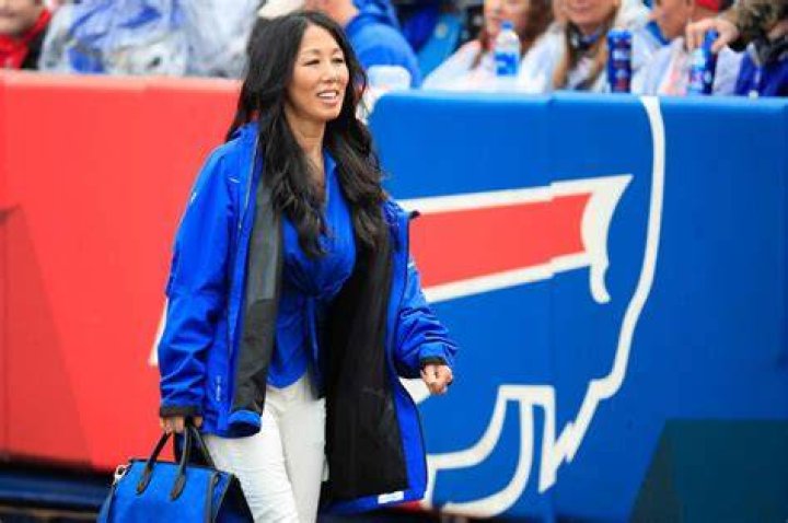 On birthday, Kelly Pegula posts childhood photo with mom Kim and says
