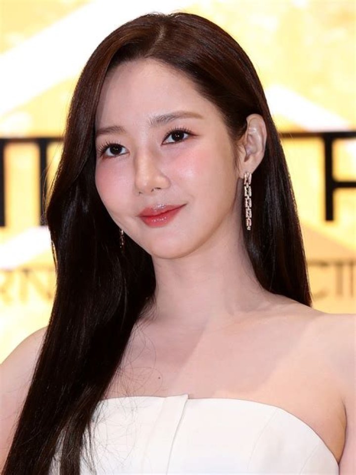 Park Min Young Represents Her Double Life Through Contrasting Fashion