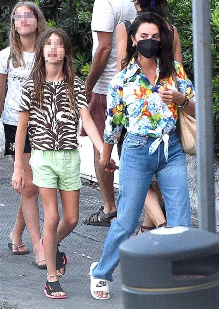 Penelope Cruz in a White Dress Arrives at Lido in Venice 09/04/2021