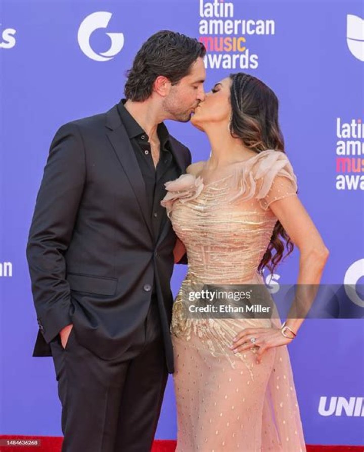 Photo Forrest Kolb and Patricia Manterola Attend the Latin American