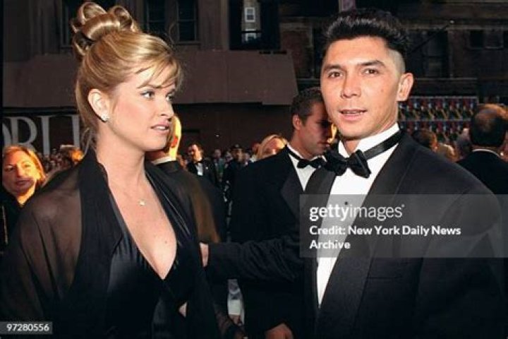 Photo Lou Diamond Phillips and family attend 'Paddington 2' premiere