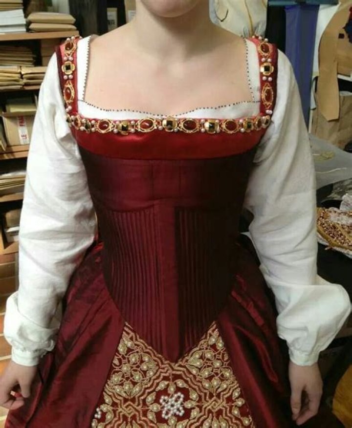 Pin by Kate Jensen on Historical Clothing Medieval dress, Queen dress