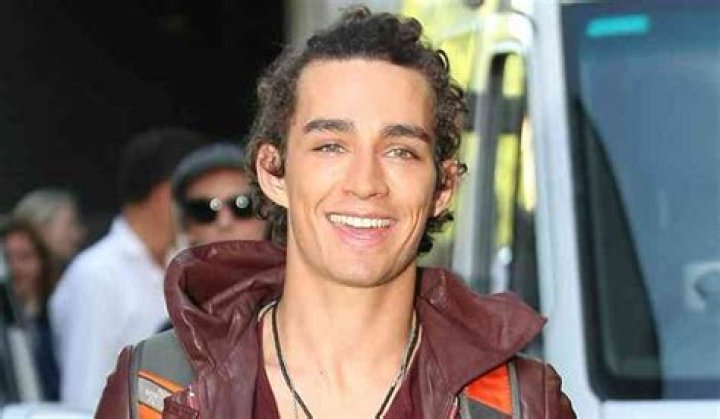 Robert Sheehan Age, Net Worth, Family, Partner, Movies & All Facts