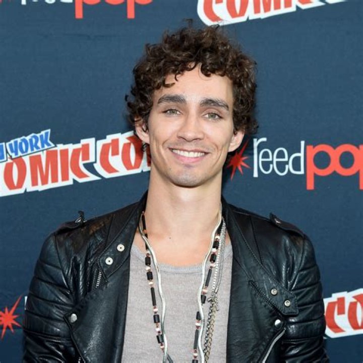 Robert Sheehan Net Worth Personal & Love Life OtakuKart