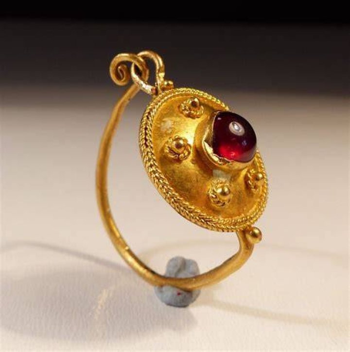 Roman Gold Earring, set with a cabachon dating to the 2nd/3rd