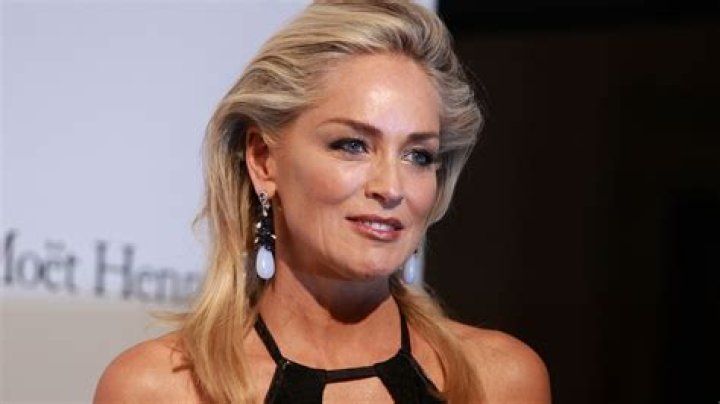 Sharon Stone posa en tropples y presume su celulitis con orgullo Glamour
