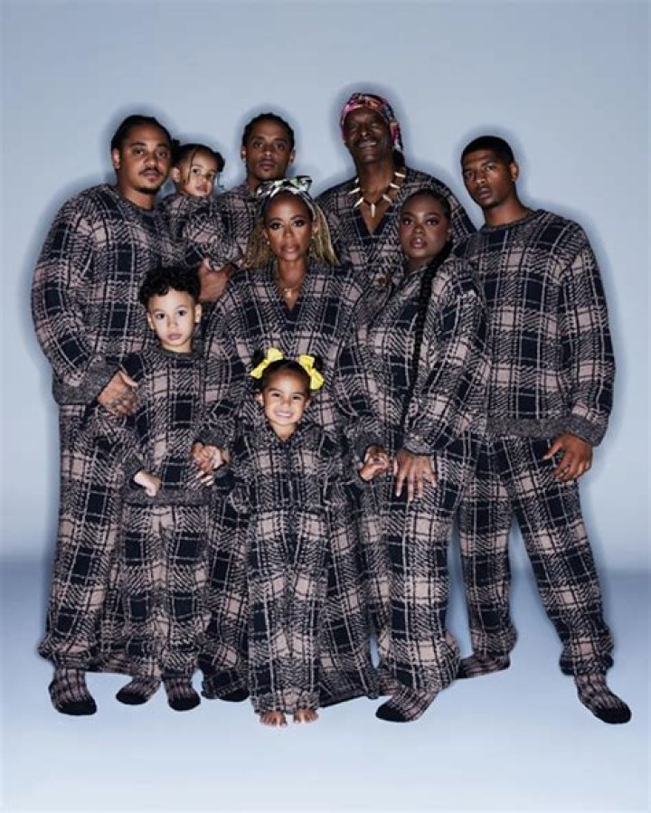 Snoop Dogg gets cozy alongside wife, kids and grandkids in rare family
