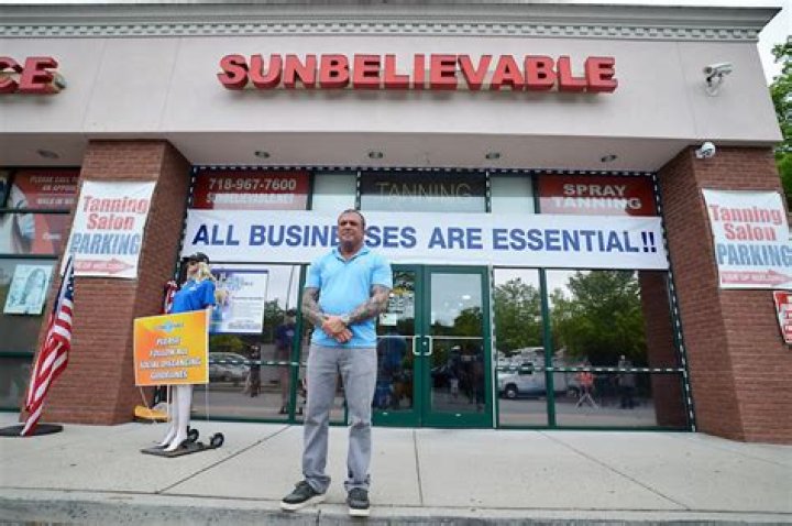 Staten Island tanning salon reopens &mdash; and gets shut down immediately