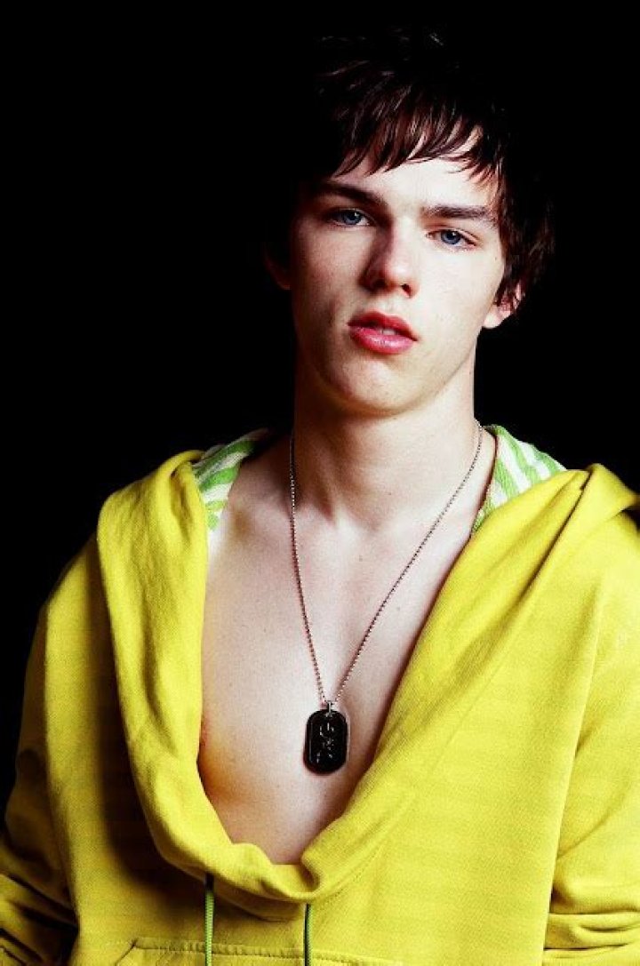 superficial guys NICHOLAS HOULT SHIRTLESS in "Warm Bodies