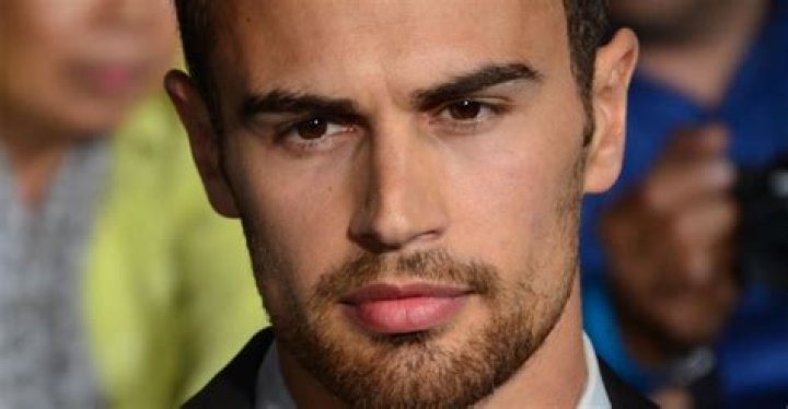 Theo JAMES Biographie et filmographie