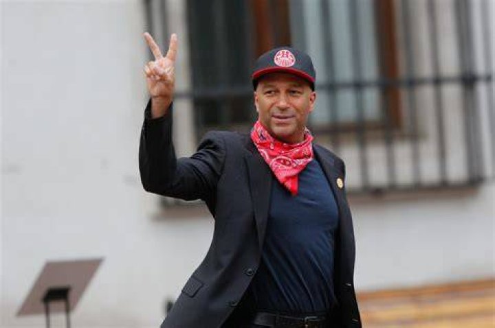 Tom Morello subi&oacute; foto posando con la bandera mapuche y un grupo de