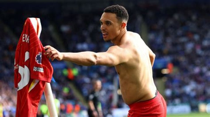 Trent AlexanderArnold scores vs Leicester from slick freekick