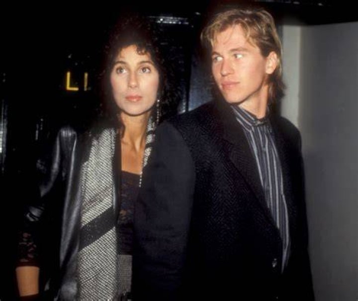 Val Kilmer revela que Cher o acolheu em sua casa de hóspedes enquanto