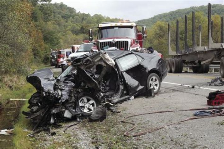 Woman dies in wreck News